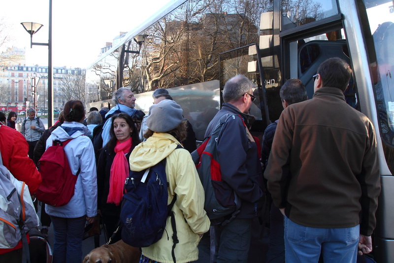 On monte dans le car