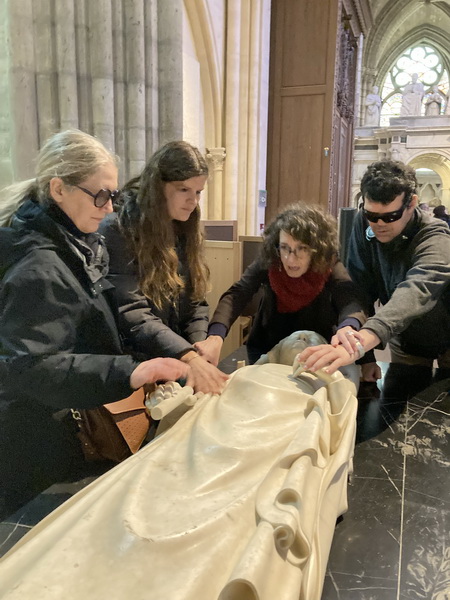 Visite de la cathédrale, nous touchons un gisant