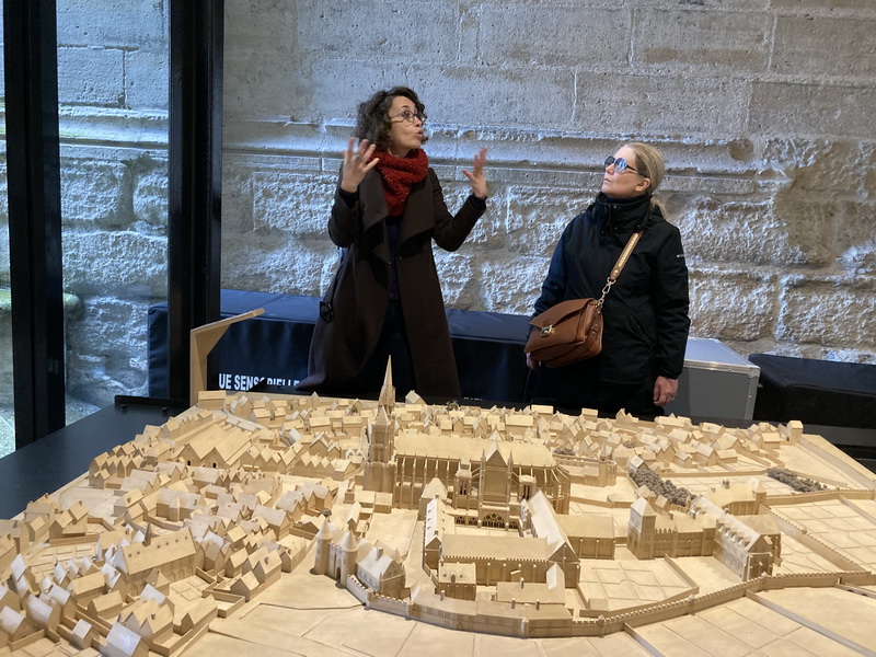 La guide nous décrit la basilique et son environnement